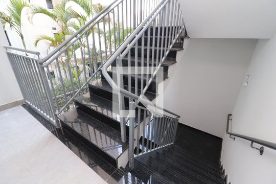 Escada de apartamento para alugar com 1 quarto, 30m² em Santana, São Paulo