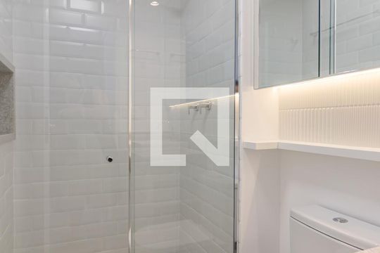 Banheiro de apartamento para alugar com 1 quarto, 35m² em Pinheiros, São Paulo