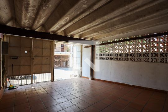 Garagem de casa para alugar com 3 quartos, 150m² em Jardim Lambreta, Cotia