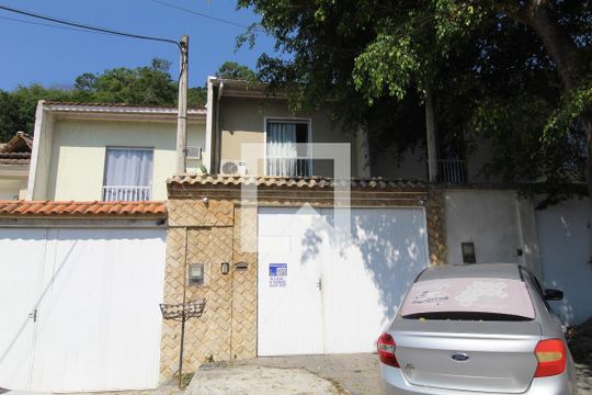 Fachada de casa à venda com 3 quartos, 128m² em Curicica, Rio de Janeiro