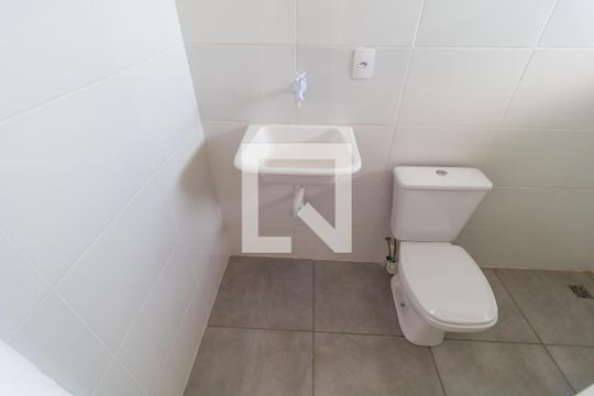 Banheiro de kitnet/studio para alugar com 1 quarto, 28m² em Vila Progresso, Campinas