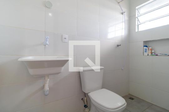 Banheiro de kitnet/studio para alugar com 1 quarto, 28m² em Vila Progresso, Campinas
