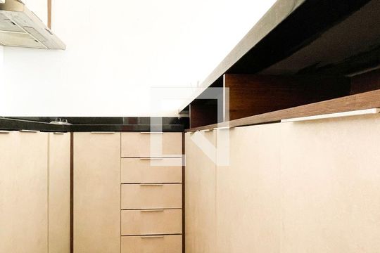 Cozinha de apartamento para alugar com 1 quarto, 55m² em Pinheiros, São Paulo
