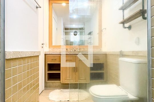 Banheiro de apartamento para alugar com 1 quarto, 55m² em Pinheiros, São Paulo