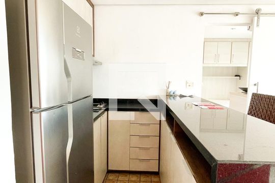 Cozinha de apartamento para alugar com 1 quarto, 55m² em Pinheiros, São Paulo