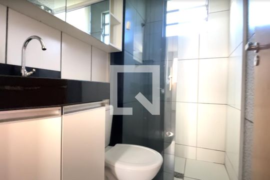 Banheiro de apartamento para alugar com 2 quartos, 54m² em Califórnia, Belo Horizonte