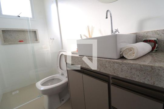 Banheiro da Suíte de apartamento para alugar com 2 quartos, 64m² em Santa Mônica, Uberlândia