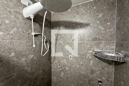 Banheiro de kitnet/studio para alugar com 1 quarto, 25m² em Campo Belo, São Paulo