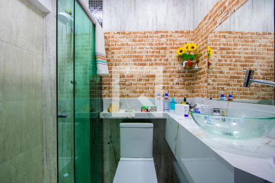 Banheiro do quarto 1 de casa para alugar com 3 quartos, 280m² em Parque Gerassi, Santo André