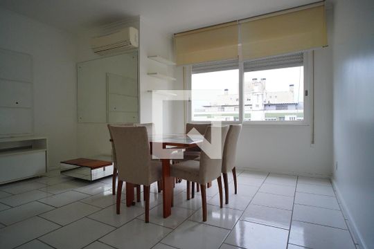Sala  de apartamento para alugar com 2 quartos, 90m² em Auxiliadora, Porto Alegre