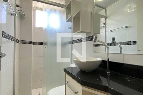 Banheiro de apartamento para alugar com 2 quartos, 43m² em Centro, São Leopoldo