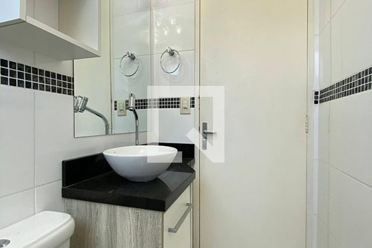 Banheiro de apartamento para alugar com 2 quartos, 43m² em Centro, São Leopoldo