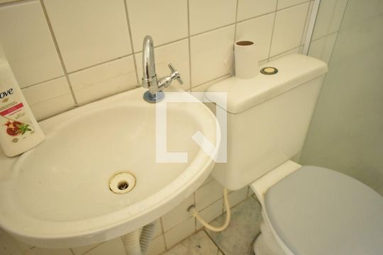 Banheiro de apartamento para alugar com 2 quartos, 24m² em Campo Grande, Rio de Janeiro