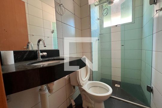 Banheiro de apartamento para alugar com 2 quartos, 65m² em Cabral, Contagem