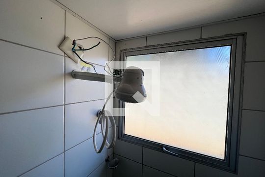 Banheiro de apartamento para alugar com 2 quartos, 65m² em Cabral, Contagem