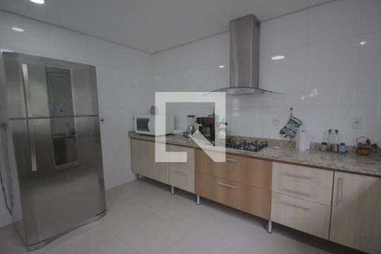 Cozinha de casa de condomínio à venda com 3 quartos, 230m² em Sarandi, Porto Alegre