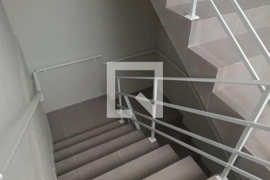 Escadas de casa para alugar com 1 quarto, 90m² em Parque Pauliceia, Duque de Caxias