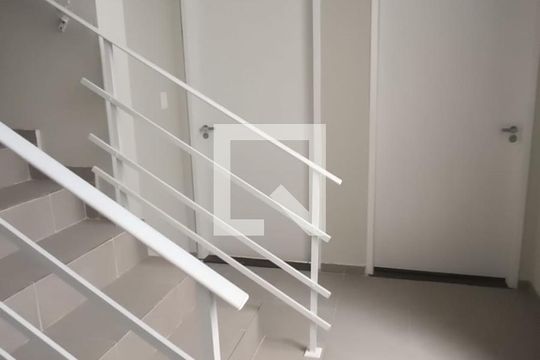Escadas de casa para alugar com 1 quarto, 90m² em Parque Pauliceia, Duque de Caxias