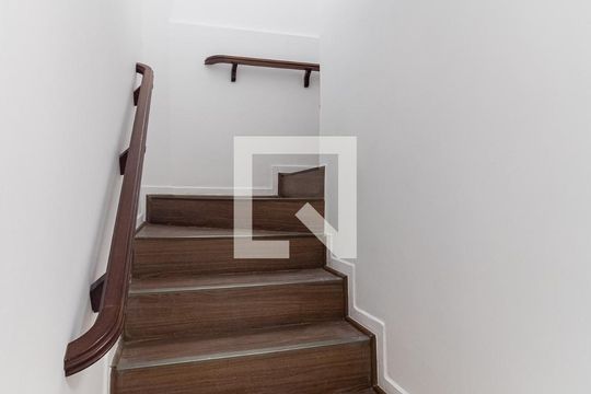 Escada de casa para alugar com 4 quartos, 185m² em Vila das Mercês, São Paulo