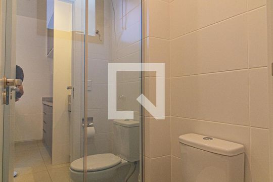 Banheiro de kitnet/studio para alugar com 1 quarto, 21m² em Mossunguê, Curitiba