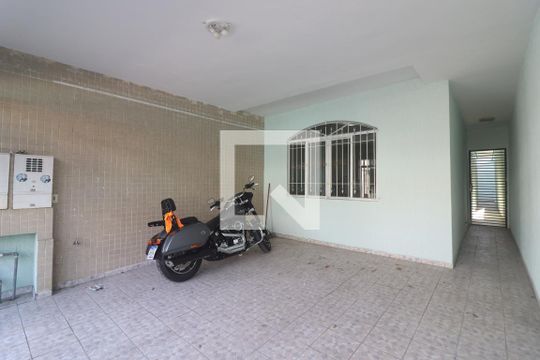 Garagem de casa para alugar com 3 quartos, 150m² em Vila Vitorio Mazzei, São Paulo