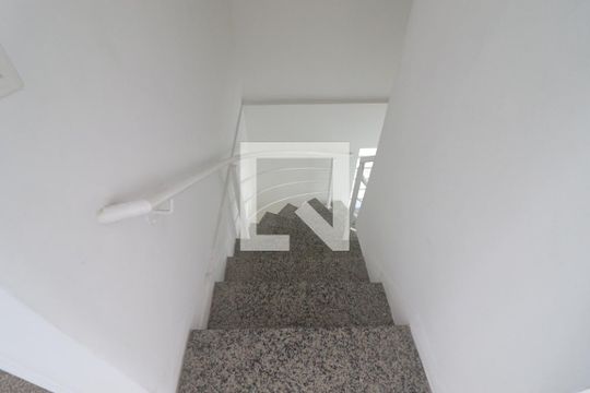 Escada  de casa para alugar com 3 quartos, 150m² em Vila Vitorio Mazzei, São Paulo
