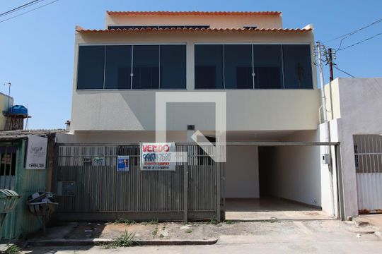 Frente da casa de casa à venda com 6 quartos, 262m² em Qn 8d, Brasília