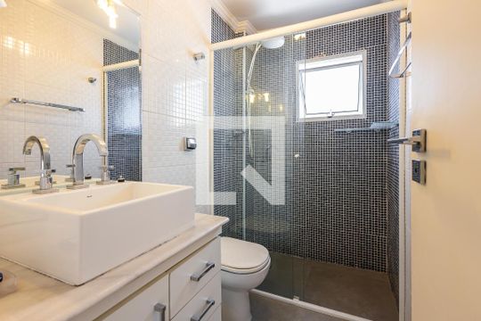 Banheiro de apartamento para alugar com 1 quarto, 50m² em Sumaré, São Paulo