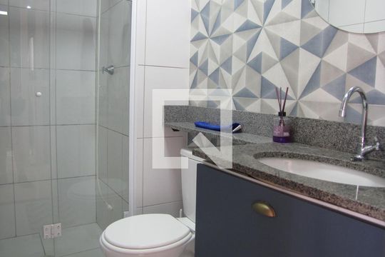 Banheiro de apartamento para alugar com 2 quartos, 33m² em Vila Pierina, São Paulo