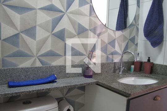 Banheiro de apartamento para alugar com 2 quartos, 33m² em Vila Pierina, São Paulo