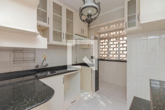 Cozinha de apartamento à venda com 2 quartos, 60m² em Higienópolis, Porto Alegre