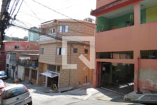 Fachada de casa para alugar com 1 quarto, 25m² em Vila Zat, São Paulo