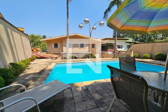Casa à venda com 4 quartos, 300m² em Jardim Leonor, São Paulo