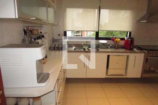 Cozinha de apartamento à venda com 3 quartos, 170m² em Vila Andrade, São Paulo