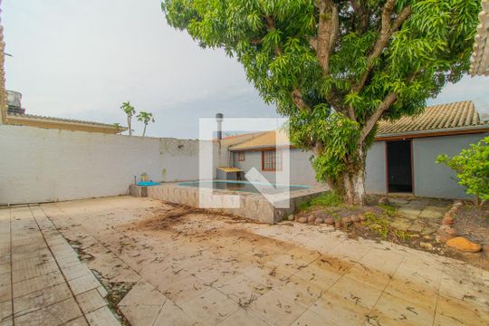 Quintal de casa à venda com 3 quartos, 101m² em Guarujá, Porto Alegre