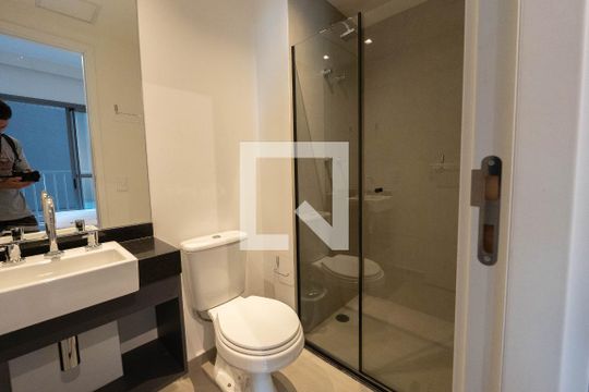 Banheiro de kitnet/studio para alugar com 1 quarto, 26m² em República, São Paulo