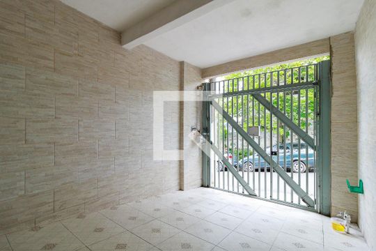 Garagem de casa para alugar com 3 quartos, 150m² em Jardim Iracema, São Paulo