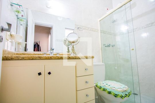 Banheiro do quarto 2 de casa à venda com 3 quartos, 182m² em Vila Scarpelli, Santo André