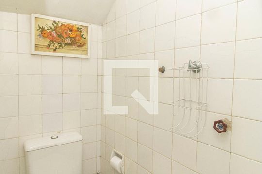 Banheiro de serviço de casa de condomínio à venda com 3 quartos, 210m² em Jardim Guanabara, Rio de Janeiro