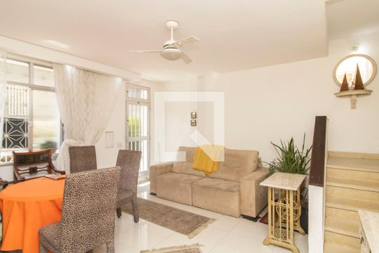 Sala de casa de condomínio à venda com 3 quartos, 210m² em Jardim Guanabara, Rio de Janeiro