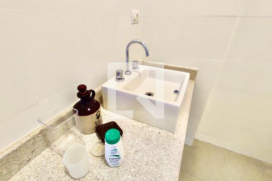 Banheiro social de apartamento para alugar com 3 quartos, 110m² em Leblon, Rio de Janeiro