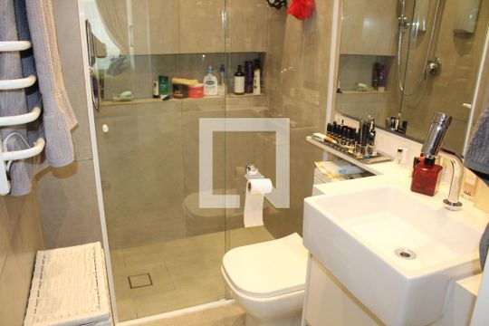 Banheiro de kitnet/studio à venda com 1 quarto, 48m² em Barra Funda, São Paulo