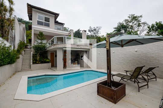 Área externa de casa à venda com 5 quartos, 380m² em Mata Paca, Niterói