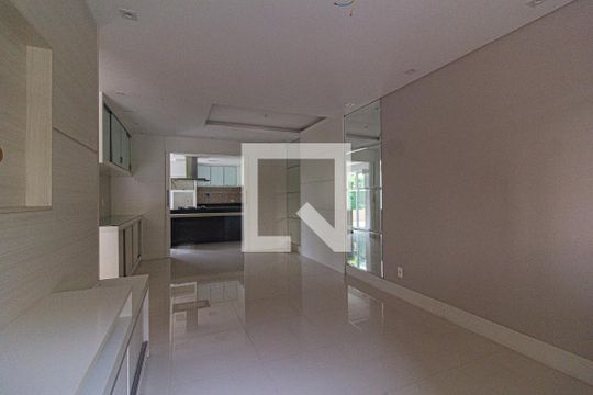 Sala de casa de condomínio para alugar com 3 quartos, 200m² em Santa Felicidade, Curitiba