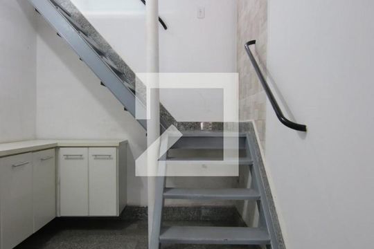 Detalhe Escada de casa para alugar com 1 quarto, 40m² em Vila Sao Francisco, São Paulo