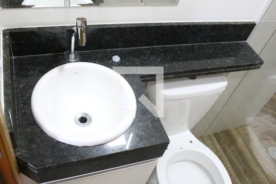 Banheiro de kitnet/studio à venda com 2 quartos, 40m² em Vila Romero, São Paulo