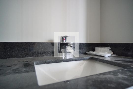 Banheiro de apartamento para alugar com 1 quarto, 30m² em Auxiliadora, Porto Alegre