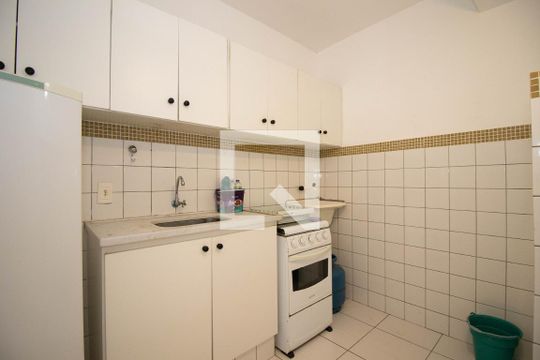 Cozinha e Área de Serviço de kitnet/studio para alugar com 1 quarto, 28m² em Cln 313, Brasília