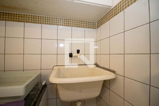 Cozinha e Área de Serviço de kitnet/studio para alugar com 1 quarto, 28m² em Cln 313, Brasília