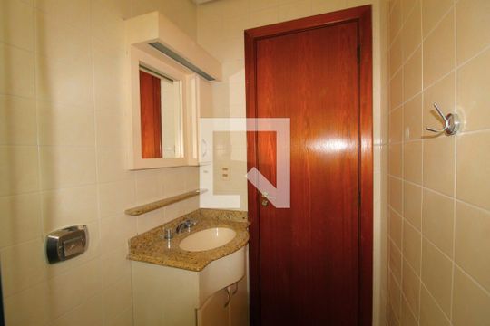 Banheiro de apartamento à venda com 1 quarto, 76m² em Petrópolis, Porto Alegre